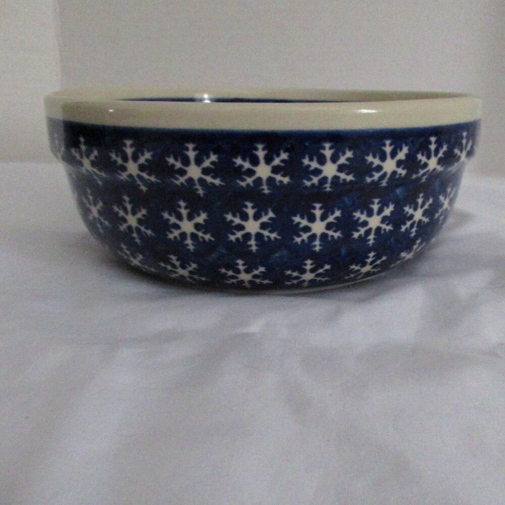 Boleslawiec Polish art pottery bowl blue white snowflakes 7-1/2" wide